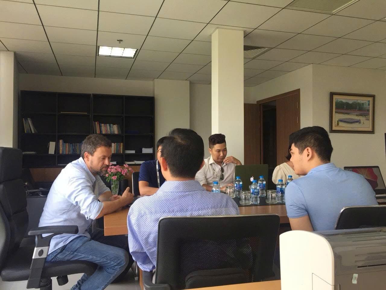 Hitech trao đổi với đối tác nước ngoài