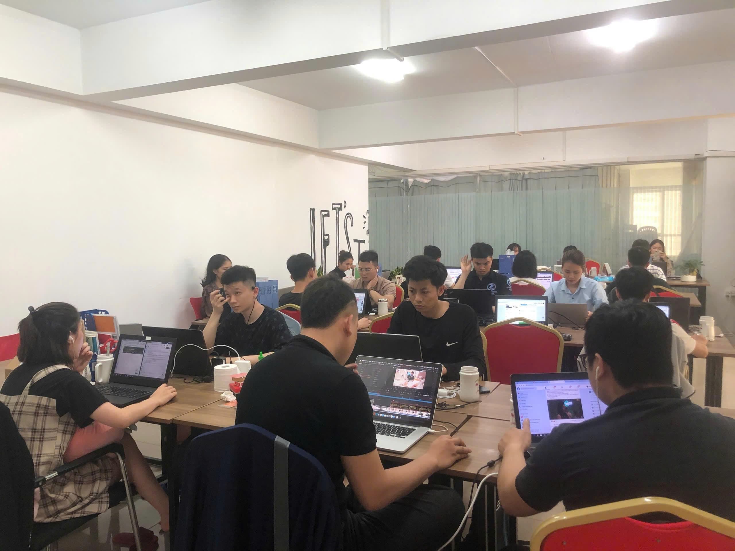 Sinh viên làm việc trong các dự án phần mềm thực tế.
